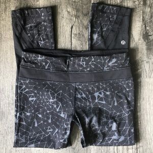 Capri-style shorts lululemon(4)black print